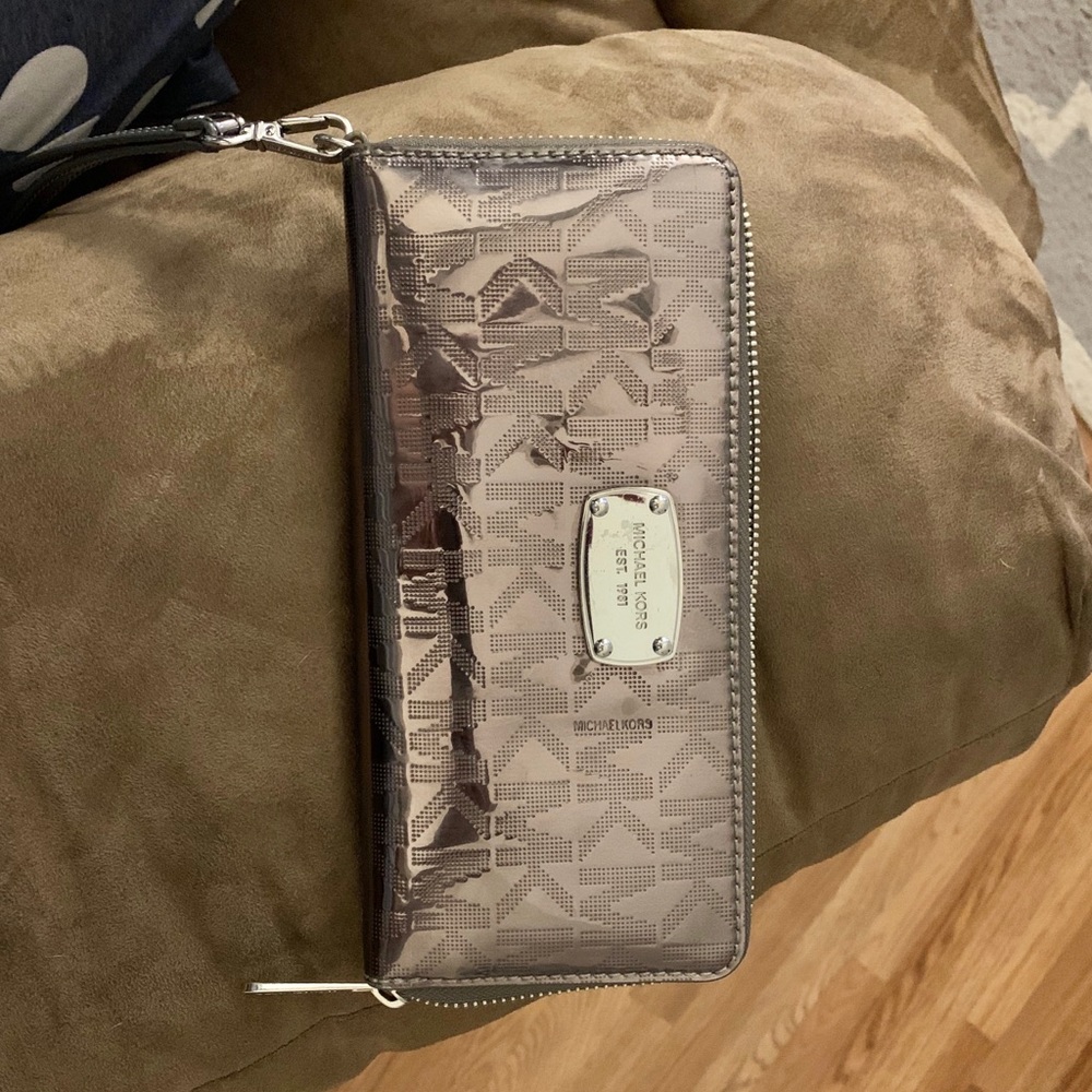 Michael Kors Zip Around Wallet